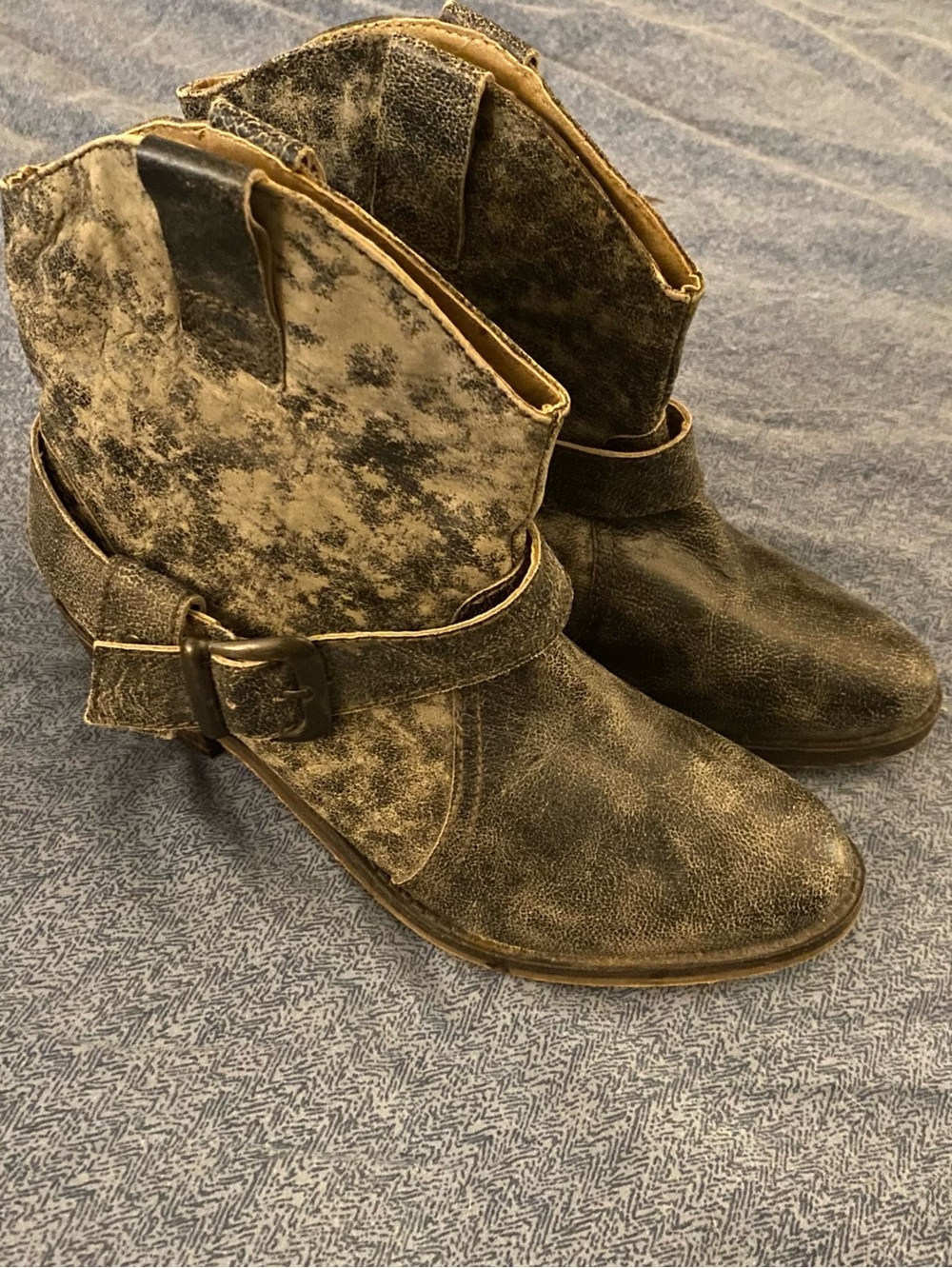 DINGO Women’s Distressed Leather Buckle Ankle Boots Size 6-1/2